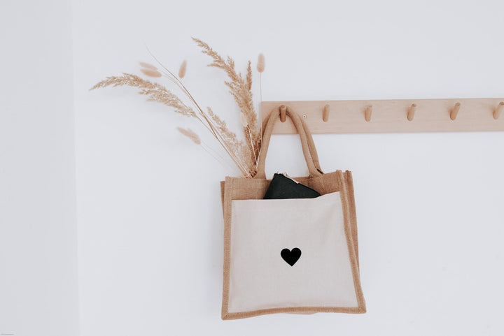 Personalisierte Jutetasche mit Herz – Nachhaltig, stilvoll & vielseitig für Alltag, Geschenkideen für bewussten Konsum. Jetzt gestalten! - Jellies Design