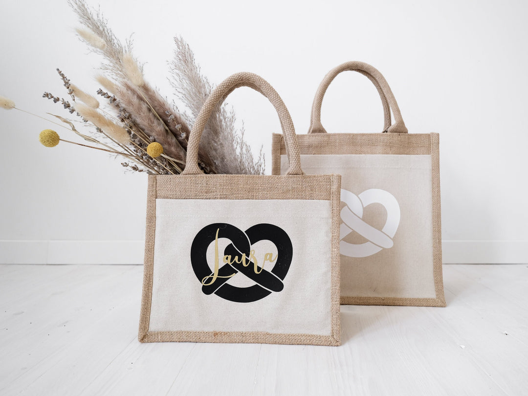 Jutetasche zum Oktoberfest | Wiesntasche mit Brezen für euren Besuch auf der Kirmes | Geschenk für den Mädelsausflug - JelliesDesign - Jute Bag - Totes