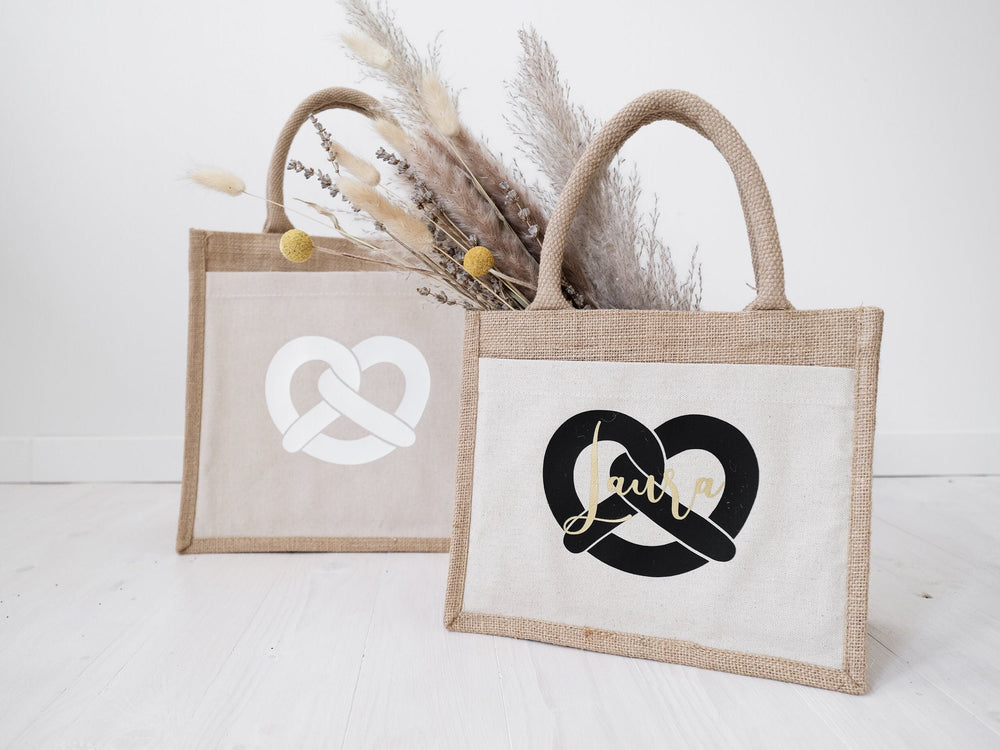 Jutetasche zum Oktoberfest | Wiesntasche mit Brezen für euren Besuch auf der Kirmes | Geschenk für den Mädelsausflug - JelliesDesign - Jute Bag - Totes