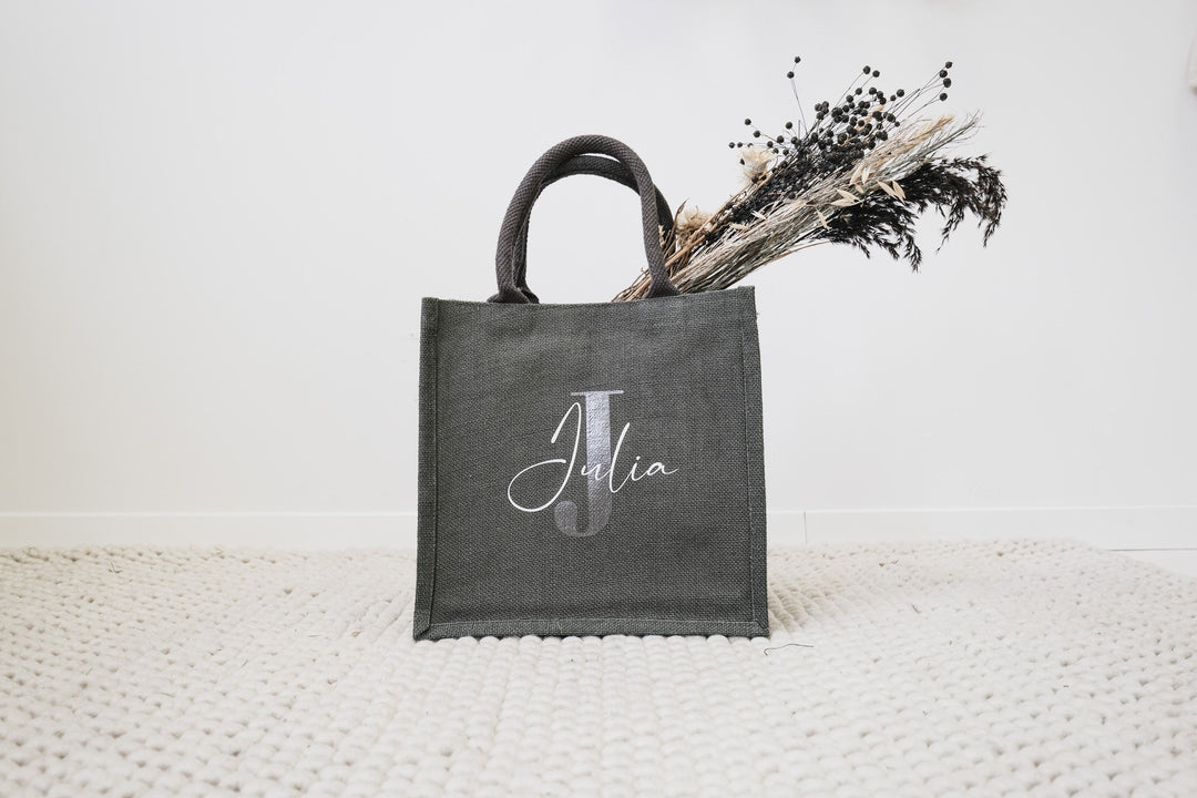 Graue Jutetasche mit Initialen | Geschenk zum Muttertag | JGA, Brautparty oder Abschiedsgeschenk Lehrer und Erzieher | Geburtstagsgeschenk - JelliesDesign - Jute Bag - Totes