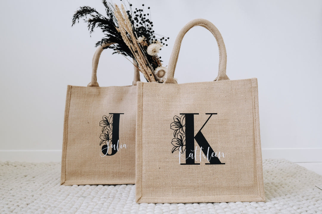 Jutetasche mit Initialen | Blumenmotiv | Geschenk zum Muttertag oder JGA | Brautparty oder Abschiedsgeschenk Lehrer und Erzieher - JelliesDesign - Jute Bag - Totes