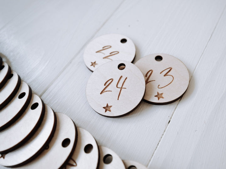 Personalisierter Adventskalender mit weihnachtlichen Ornamenten und Namen - Jellies Design