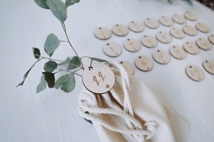 Personalisierter Adventskalender mit weihnachtlichen Ornamenten und Namen - Jellies Design