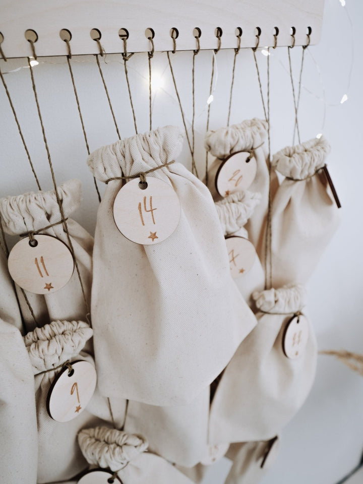 Personalisierter Adventskalender mit weihnachtlichen Ornamenten und Namen - Jellies Design