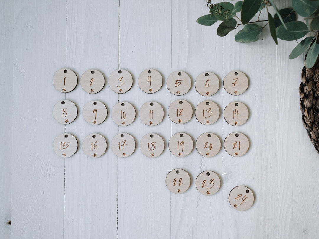 Personalisierter Adventskalender mit weihnachtlichen Ornamenten und Namen - Jellies Design