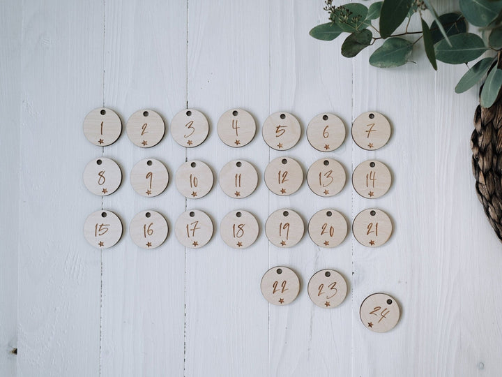 Personalisierter Adventskalender mit weihnachtlichen Ornamenten und Namen - Jellies Design