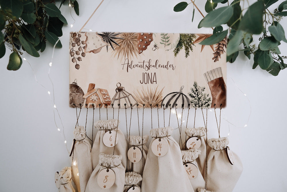 Personalisierter Adventskalender mit weihnachtlichen Ornamenten und Namen - Jellies Design