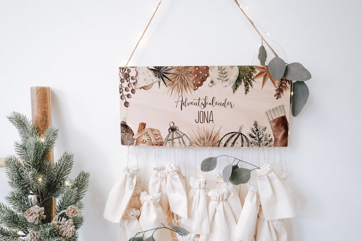 Personalisierter Adventskalender mit weihnachtlichen Ornamenten und Namen - Jellies Design