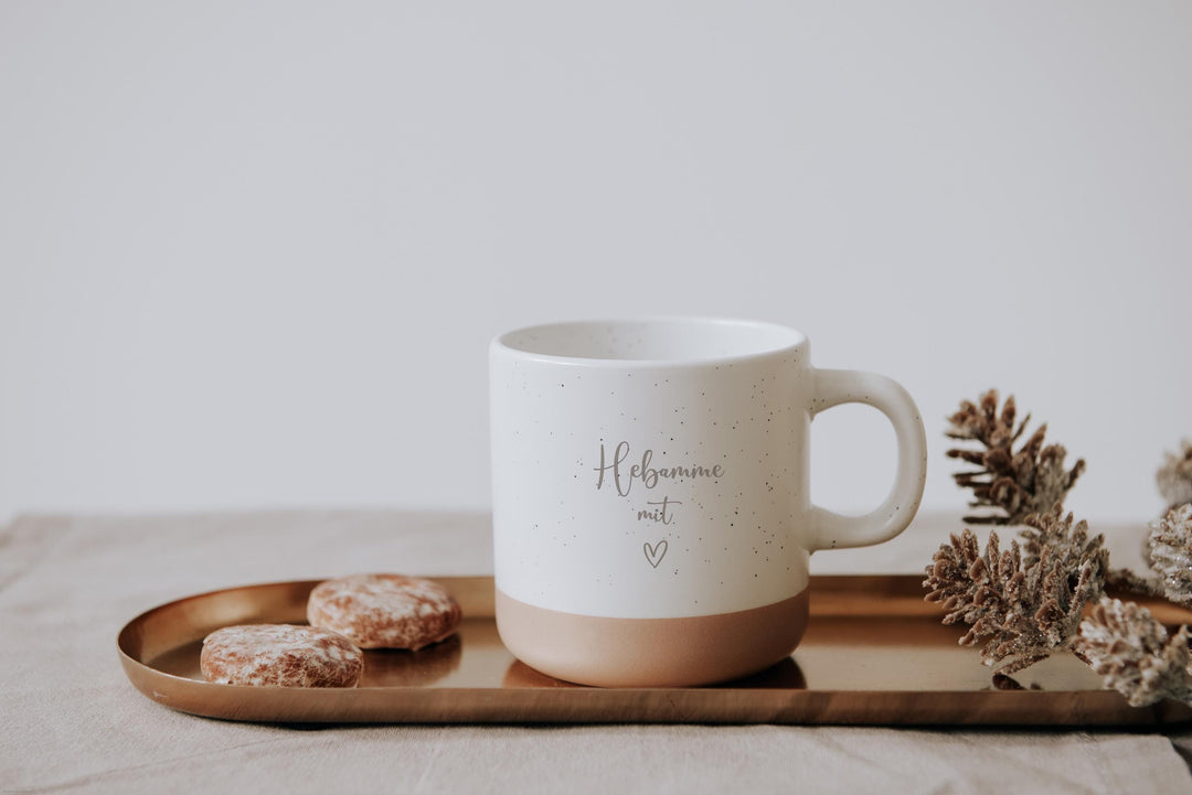 Steinguttasse gefüllt mit Kaffee für eine gemütliche Atmosphäre im rustikalem Design – Tasse mit weißer matter Lasur und kleinen Sprenklern der Oberfläche und unglasiertem Bodendesign in Natur, individuell anpassbar nach euren wünschen.