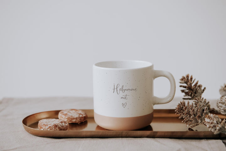 Steinguttasse gefüllt mit Kaffee für eine gemütliche Atmosphäre im rustikalem Design – Tasse mit weißer matter Lasur und kleinen Sprenklern der Oberfläche und unglasiertem Bodendesign in Natur, individuell anpassbar nach euren wünschen.