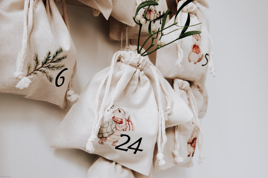 Adventskalender Baumwollsäckchen Set (24 Stk), bedruckbare Baumwollbeutel in 2 Größen, bedruckt oder DIY Bügelbild, nachhaltig zertifiziert. - Jellies Design
