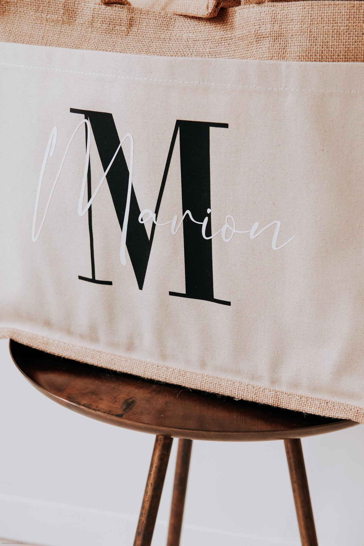 Stilvolle Jutetasche in Nahaufname des Baumwollfaches mit personalisiertem Monogramm-Design, perfekt für nachhaltige Geschenke oder den täglichen Gebrauch.