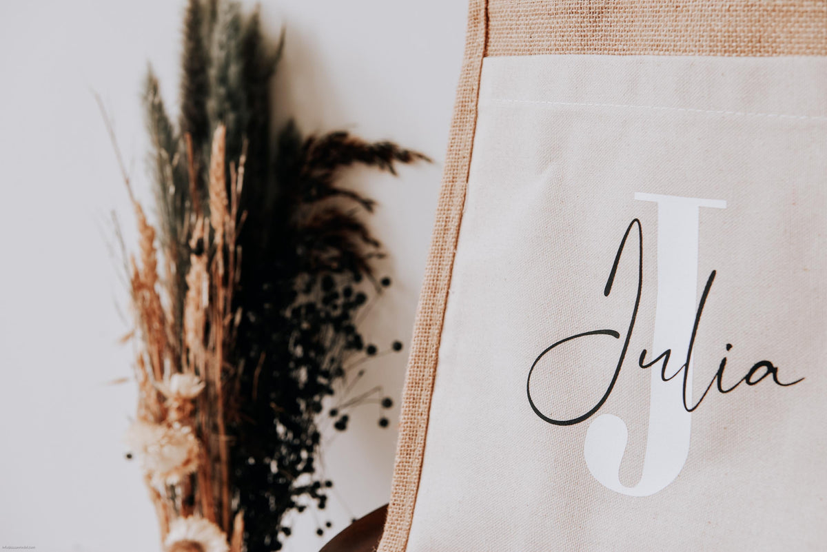Personalisierte Jutetasche mit dem Namen 'Julia' und dem Buchstaben 'J'. Diese nachhaltige und umweltfreundliche Tasche kombiniert Funktionalität mit einem individuellen Design, ideal als Geschenk oder für den stilvollen täglichen Gebrauch.