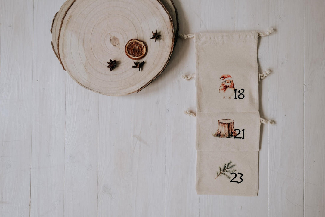 Adventskalender Baumwollsäckchen Set (24 Stk), bedruckbare Baumwollbeutel in 2 Größen, bedruckt oder DIY Bügelbild, nachhaltig zertifiziert. - Jellies Design