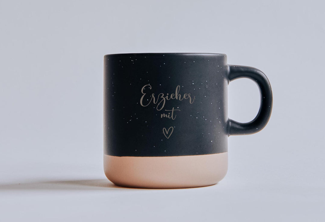Handgefertigte Tasse in natürlicher Steinzeug-Optik, ideal für Lehrerin-Geschenke.