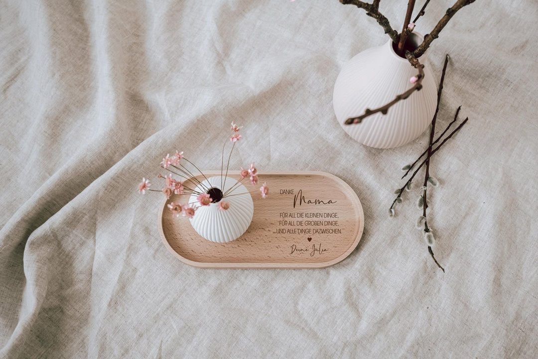 Holztablett aus Buche mit Gravur "Glück ist" – personalisiertes Geschenk für die Familie, in 2 Größen wählbar - Jellies Design