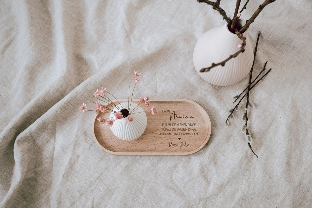 Holztablett aus Buche mit Gravur "Glück ist..." – personalisiertes Geschenk für beste Freundin oder Familie, in 2 Größen wählbar - Jellies Design