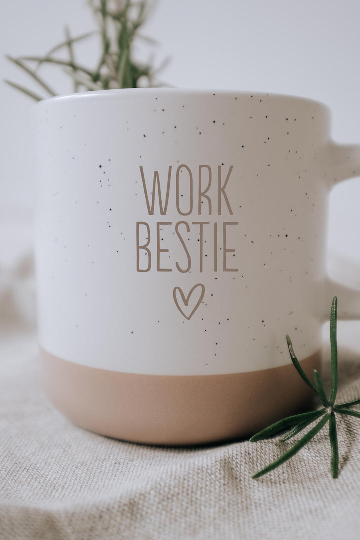 Personalisierte Keramiktasse für deine beste Kollegin | Tasse Steinzeug mit Gravur | Boden naturbelassen und unlasiert - JelliesDesign - Cups - Drinkware