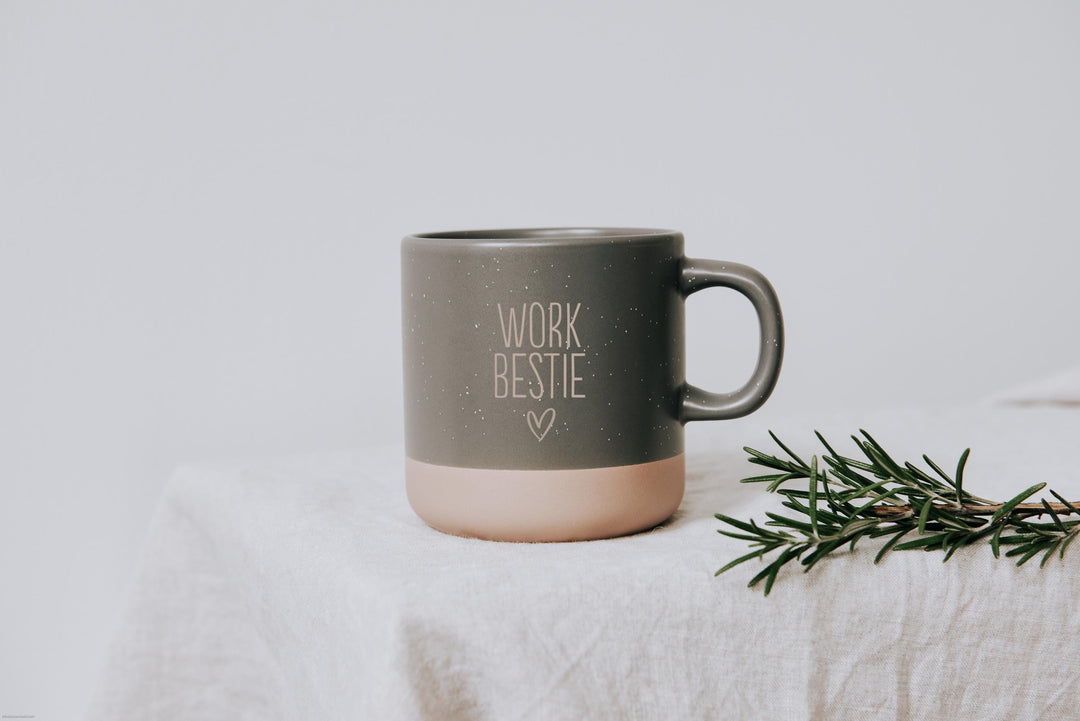 Personalisierte Keramiktasse für deine beste Kollegin | Tasse Steinzeug mit Gravur | Boden naturbelassen und unlasiert - JelliesDesign - Cups - Drinkware