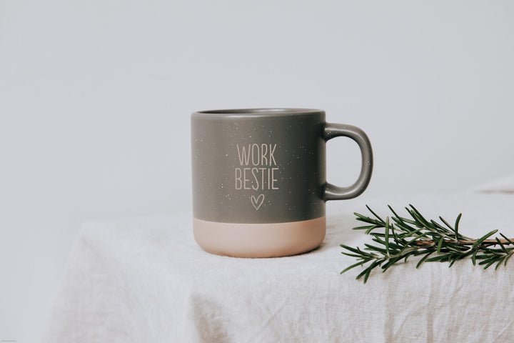 Personalisierte Keramiktasse für deine beste Kollegin | Tasse Steinzeug mit Gravur | Boden naturbelassen und unlasiert - JelliesDesign - Cups - Drinkware