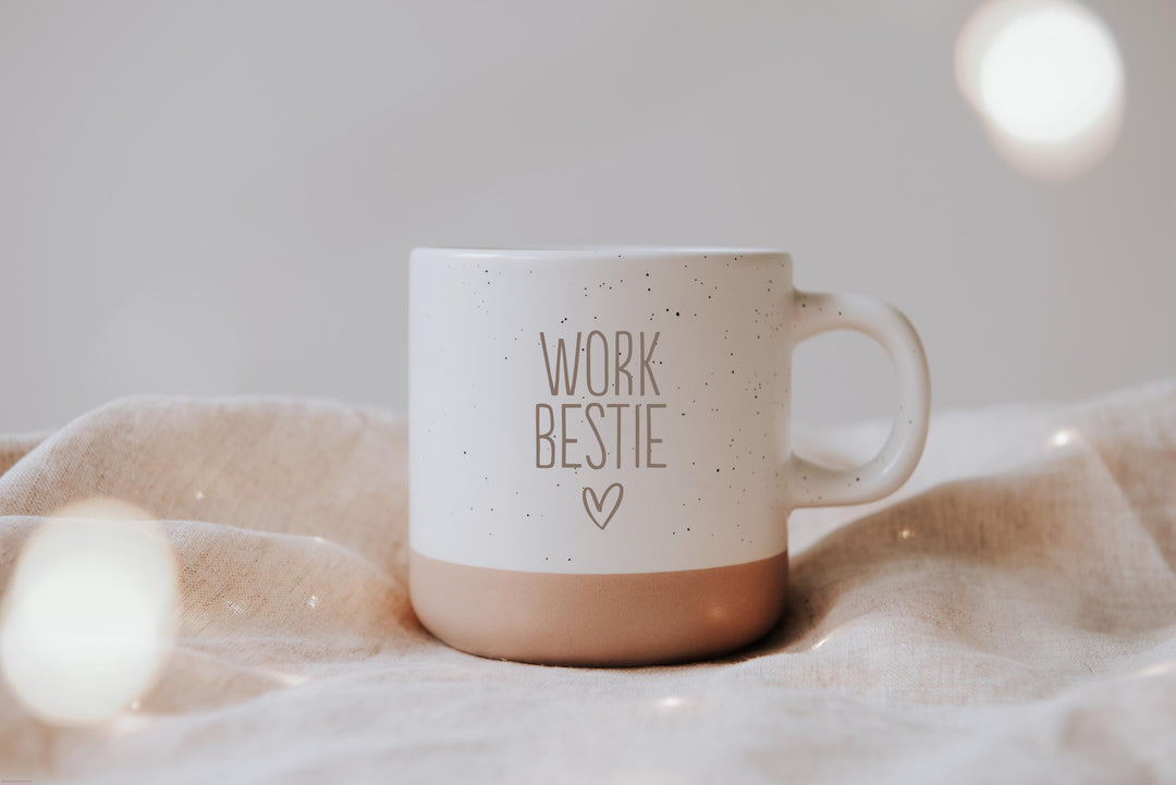 Personalisierte Keramiktasse für deine beste Kollegin | Tasse Steinzeug mit Gravur | Boden naturbelassen und unlasiert - JelliesDesign - Cups - Drinkware