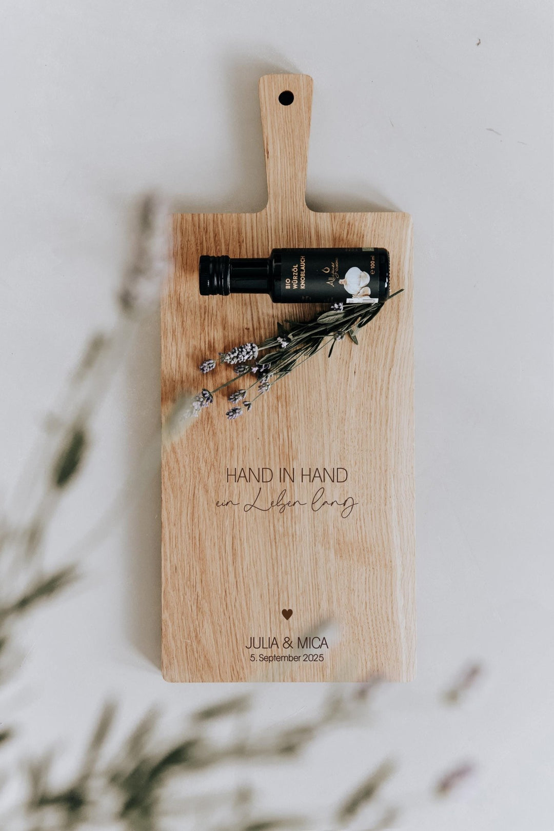 Schneidebrett personalisiert als Geschenk "Hand in Hand", Hochzeitsgeschenk oder zum Einzug für Freunde und Familie, Servierbrett aus Eiche - Jellies Design