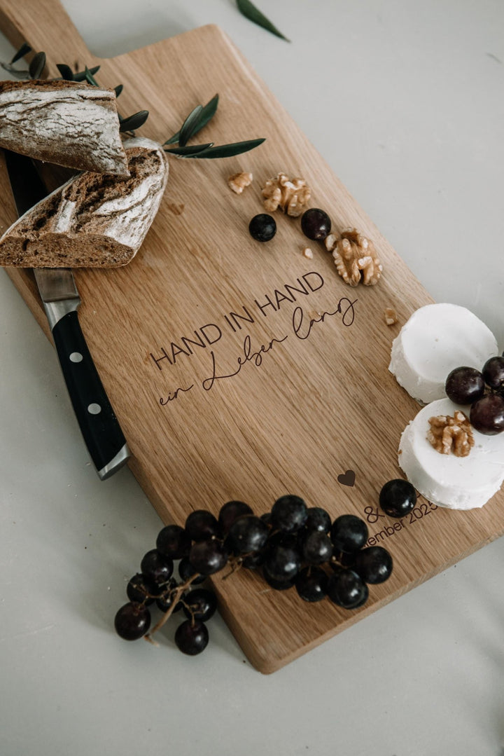 Schneidebrett personalisiert als Geschenk "Hand in Hand", Hochzeitsgeschenk oder zum Einzug für Freunde und Familie, Servierbrett aus Eiche - Jellies Design