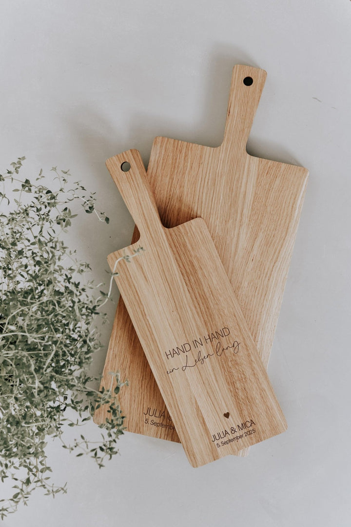 Schneidebrett personalisiert als Geschenk "Hand in Hand", Hochzeitsgeschenk oder zum Einzug für Freunde und Familie, Servierbrett aus Eiche - Jellies Design