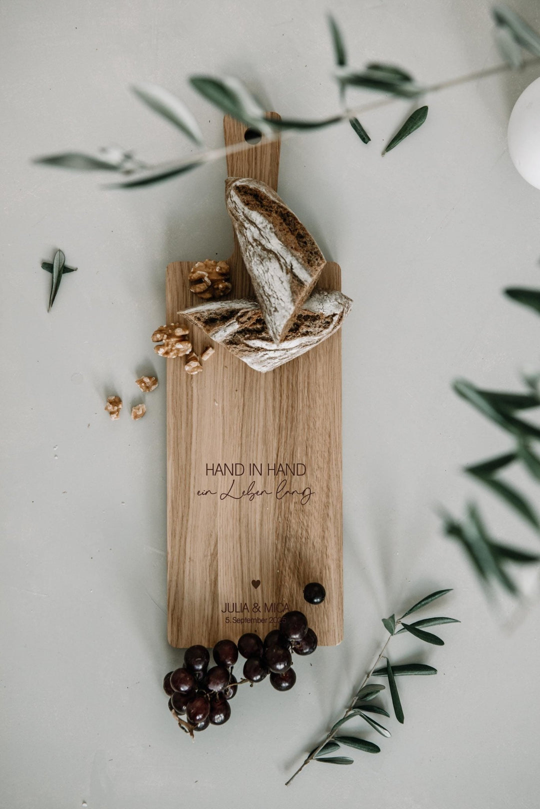 Schneidebrett personalisiert als Geschenk "Hand in Hand", Hochzeitsgeschenk oder zum Einzug für Freunde und Familie, Servierbrett aus Eiche - Jellies Design