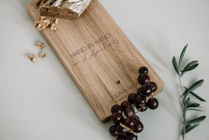 Schneidebrett personalisiert als Geschenk "Hand in Hand", Hochzeitsgeschenk oder zum Einzug für Freunde und Familie, Servierbrett aus Eiche - Jellies Design