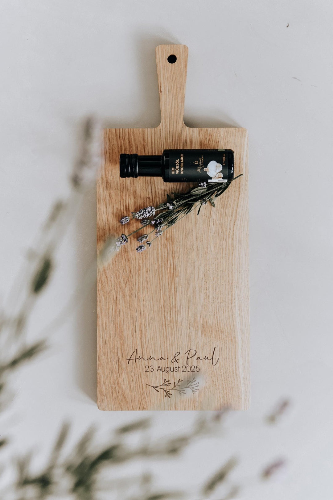 Geschenk für Paare Eichenholz Servierbrett mit Gravur zur Hochzeit oder zum Einzug für Freunde und Familie - Jellies Design