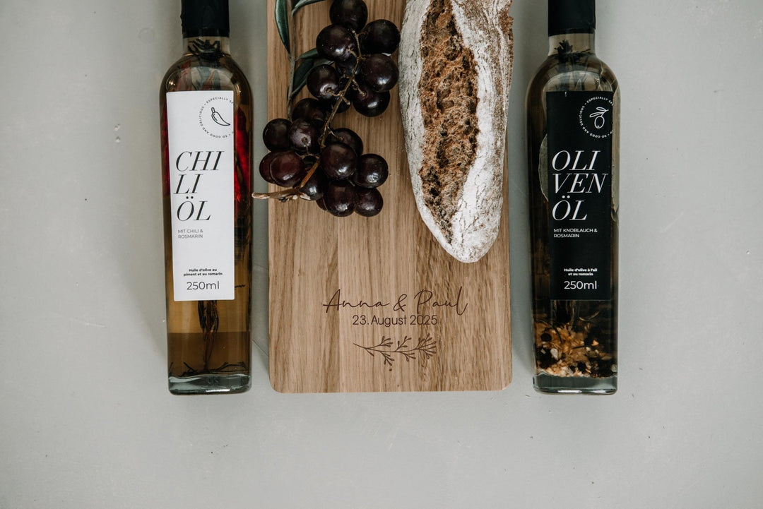 Geschenk für Paare Eichenholz Servierbrett mit Gravur zur Hochzeit oder zum Einzug für Freunde und Familie - Jellies Design