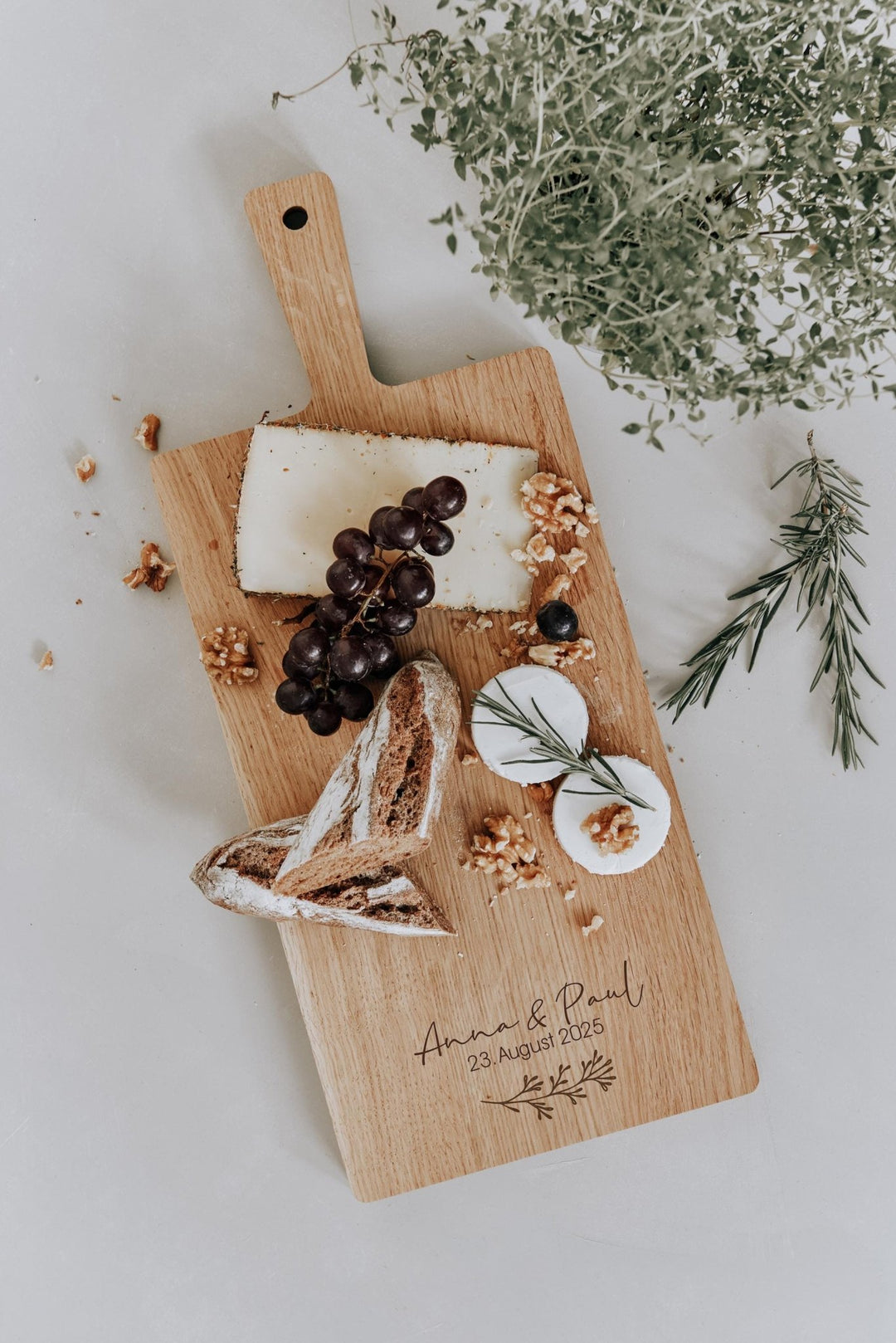 Geschenk für Paare Eichenholz Servierbrett mit Gravur zur Hochzeit oder zum Einzug für Freunde und Familie - Jellies Design