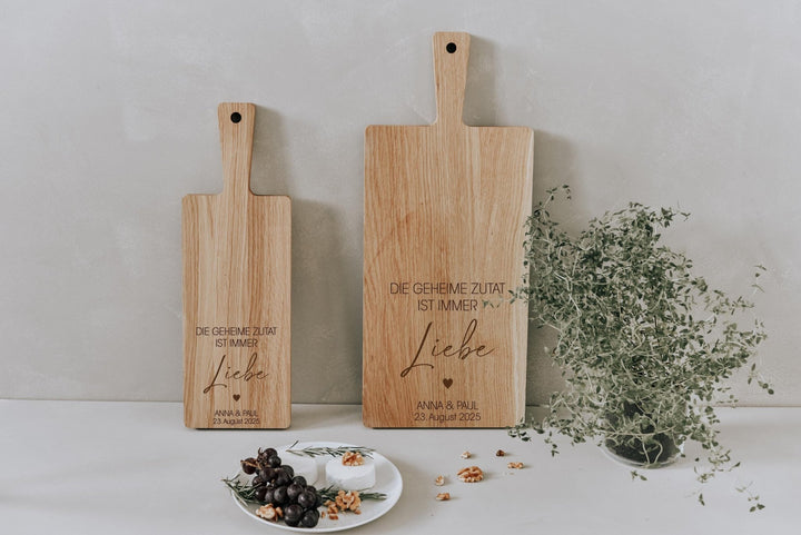 Schneidebrett personalisiert als Geschenk "Liebe ist die geheime Zutat", Hochzeitsgeschenk oder zum Einzug für Freunde und Familie - Jellies Design