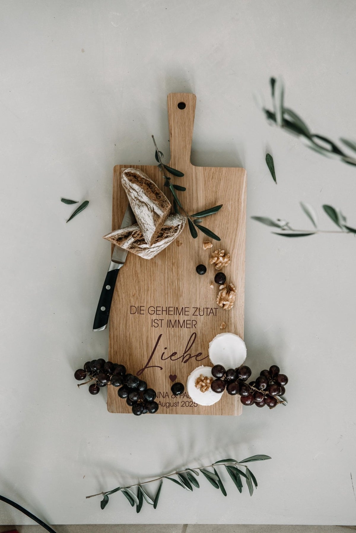 Schneidebrett personalisiert als Geschenk "Liebe ist die geheime Zutat", Hochzeitsgeschenk oder zum Einzug für Freunde und Familie - Jellies Design