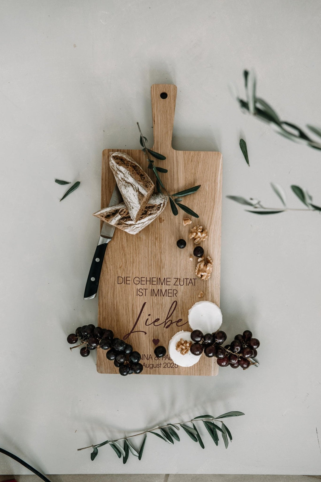 Schneidebrett personalisiert als Geschenk "Liebe ist die geheime Zutat", Hochzeitsgeschenk oder zum Einzug für Freunde und Familie - Jellies Design