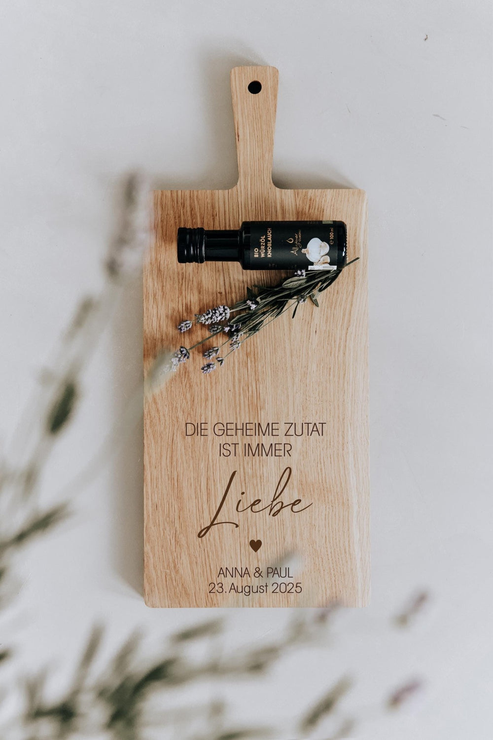 Schneidebrett personalisiert als Geschenk "Liebe ist die geheime Zutat", Hochzeitsgeschenk oder zum Einzug für Freunde und Familie - Jellies Design