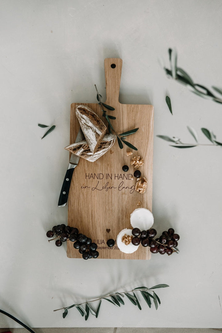 Schneidebrett personalisiert als Geschenk "Hand in Hand", Hochzeitsgeschenk oder zum Einzug für Freunde und Familie, Servierbrett aus Eiche - Jellies Design