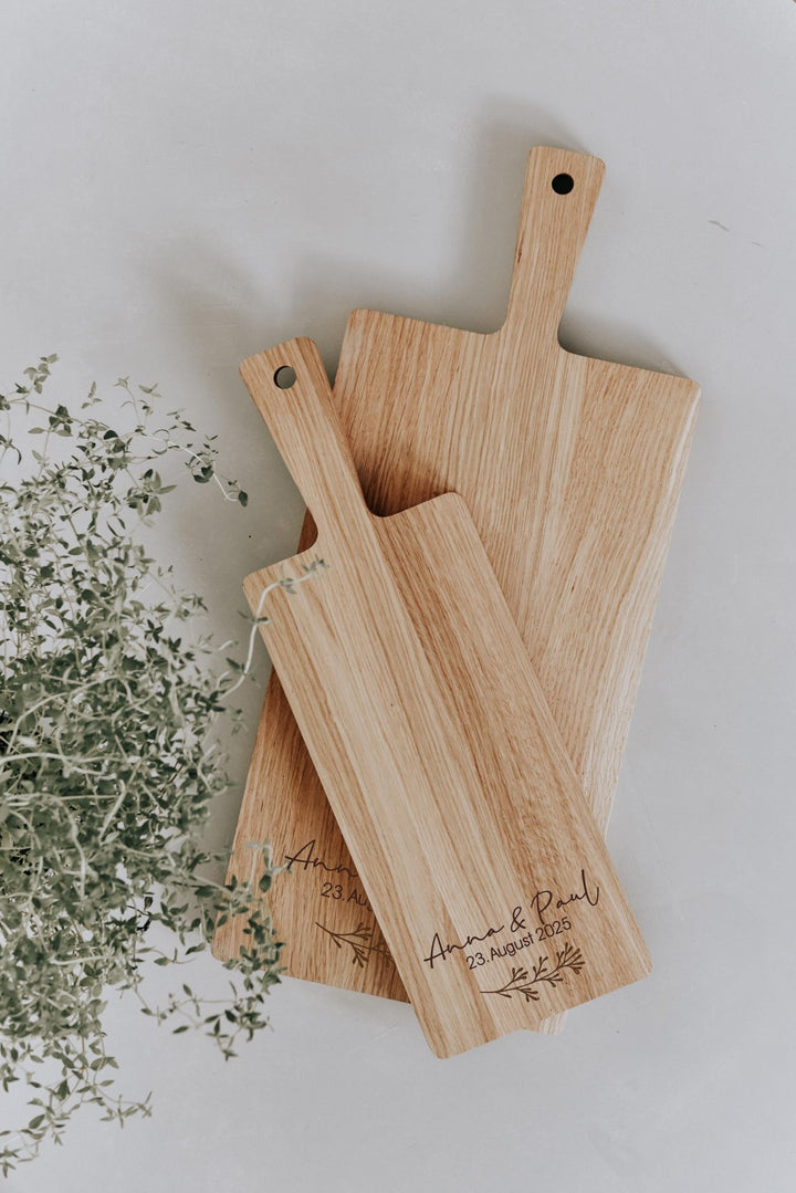 Geschenk für Paare Eichenholz Servierbrett mit Gravur zur Hochzeit oder zum Einzug für Freunde und Familie - Jellies Design