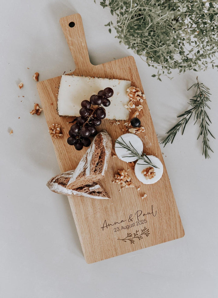 Geschenk für Paare Eichenholz Servierbrett mit Gravur zur Hochzeit oder zum Einzug für Freunde und Familie - Jellies Design