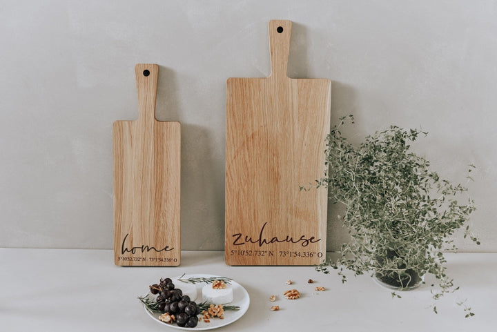 Personalisiertes Servierbrett mit Koordinaten für Dein Zuhause zum Einzug oder für Euch selbst - Jellies Design