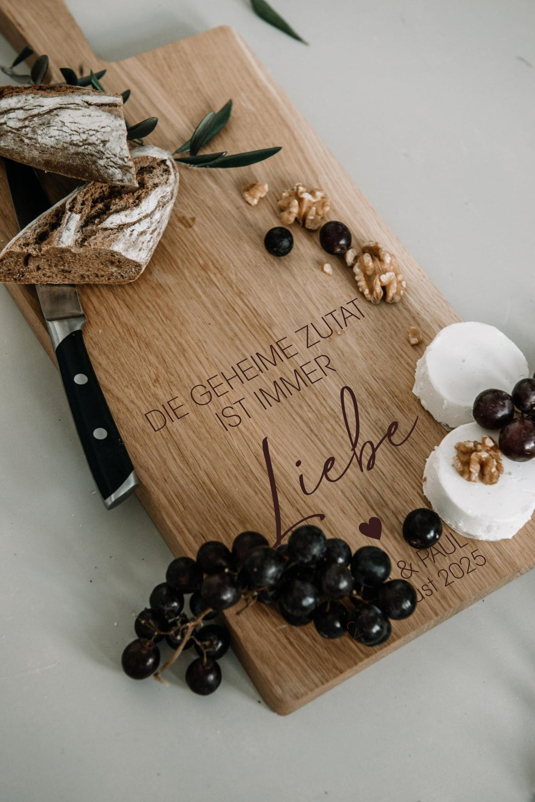 Schneidebrett personalisiert als Geschenk "Liebe ist die geheime Zutat", Hochzeitsgeschenk oder zum Einzug für Freunde und Familie - Jellies Design