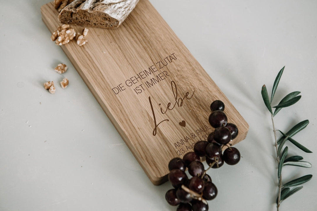 Schneidebrett personalisiert als Geschenk "Liebe ist die geheime Zutat", Hochzeitsgeschenk oder zum Einzug für Freunde und Familie - Jellies Design