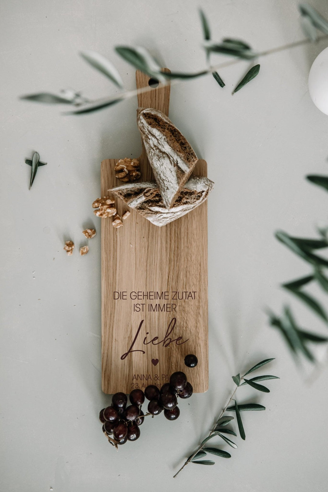 Schneidebrett personalisiert als Geschenk "Liebe ist die geheime Zutat", Hochzeitsgeschenk oder zum Einzug für Freunde und Familie - Jellies Design