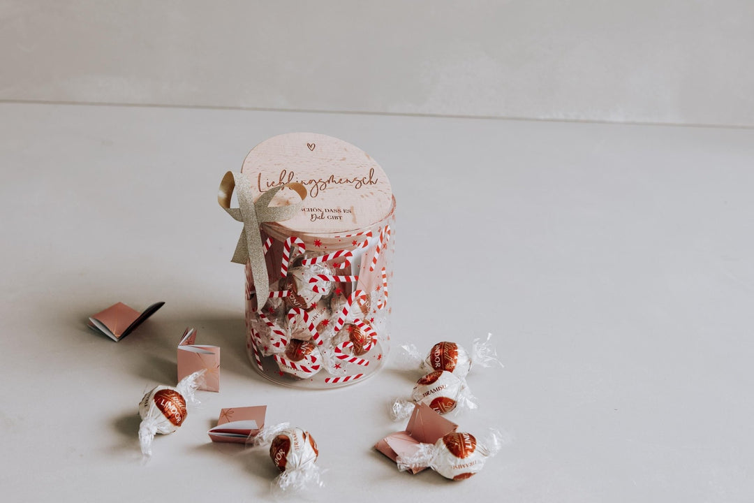 Vorratsglas zu Weihnachten mit Zuckerstangen und personalisiertem Deckel, die Geschenkidee für den Advent und die Vorweihnachtszeit - Jellies Design