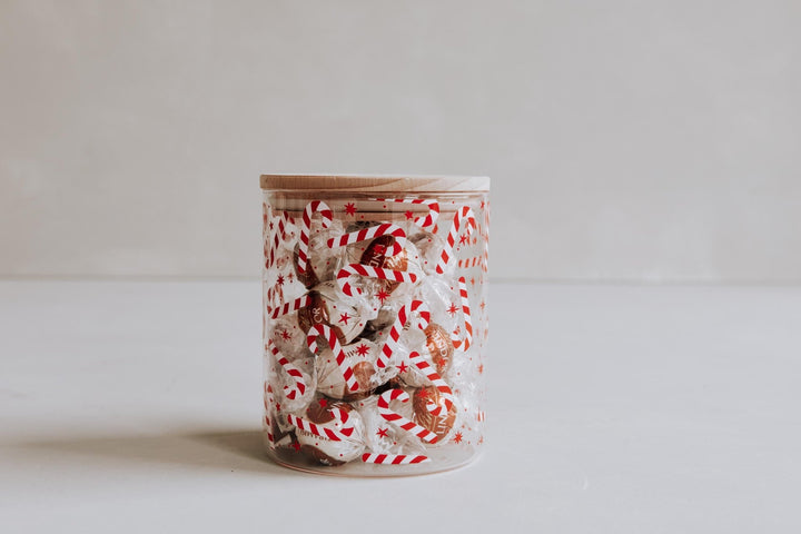 Vorratsglas zu Weihnachten mit Zuckerstangen und personalisiertem Deckel, die Geschenkidee für den Advent und die Vorweihnachtszeit - Jellies Design