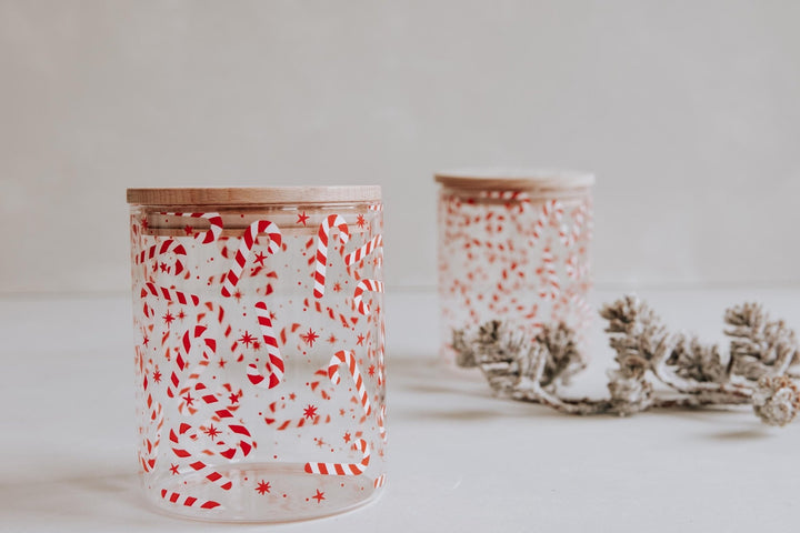 Vorratsglas zu Weihnachten mit Zuckerstangen und personalisiertem Deckel, die Geschenkidee für den Advent und die Vorweihnachtszeit - Jellies Design