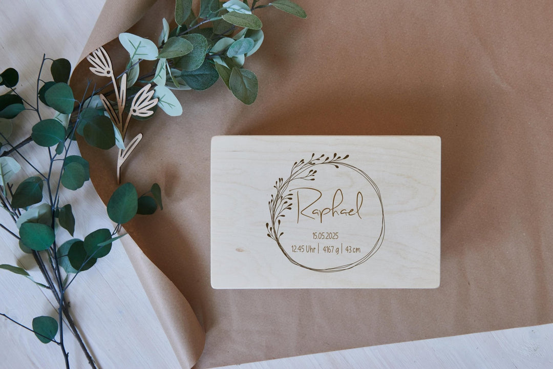 Große Erinnerungskiste personalisiert mit Name als individuelles Geschenk aus Holz zur Taufe oder Geburt - Jellies Design