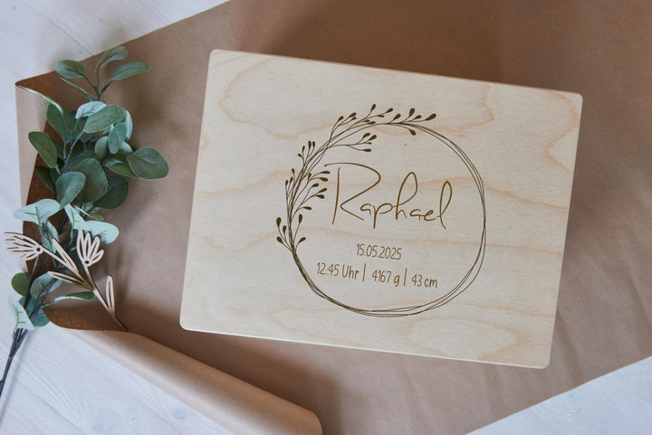 Große Erinnerungskiste personalisiert mit Name als individuelles Geschenk aus Holz zur Taufe oder Geburt - Jellies Design