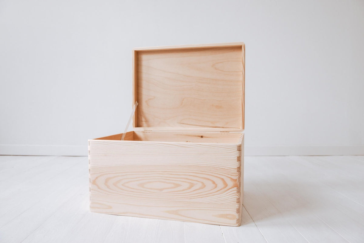 Große Erinnerungskiste personalisiert mit Name als individuelles Geschenk aus Holz zur Taufe oder Geburt - Jellies Design